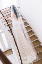 C2024-SS63F - Vestido de novia de encaje con pedrería y hombros descubiertos y corpiño tipo corsé