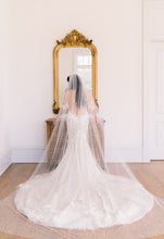 C2024-SS63F - Vestido de novia de encaje con pedrería y hombros descubiertos y corpiño tipo corsé