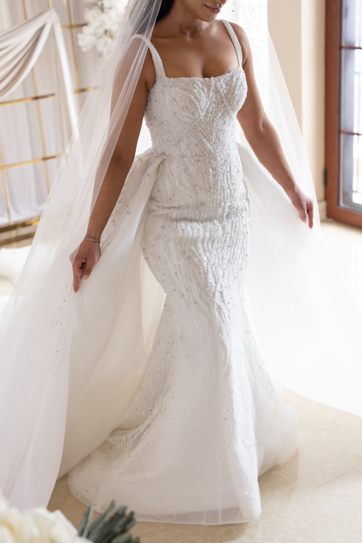 C2024-SB44 - Vestido de novia de pedrería sin mangas con busto abierto y cola desmontable