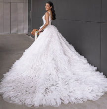 C2024-VBG4 - Vestido de novia evasé, sin mangas, con cuello en V y cola capilla desmontable