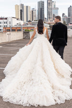 C2024-VBG4 - Vestido de novia evasé, sin mangas, con cuello en V y cola capilla desmontable