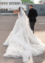 C2024-VBG4 - Vestido de novia evasé, sin mangas, con cuello en V y cola capilla desmontable