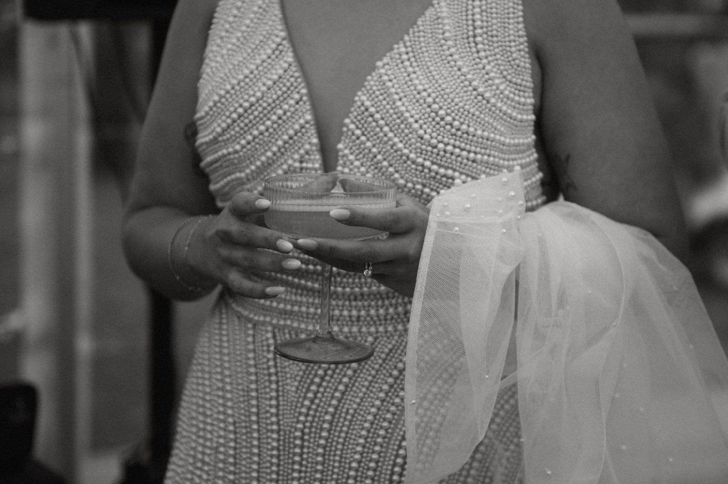 C2024-VPS66 - Vestido de novia de talla grande sin mangas con escote en pico y pedrería
