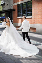 C2024-LSg27 - Robe de bal de mariée Bishop à manches longues avec décolleté à épaules dénudées.