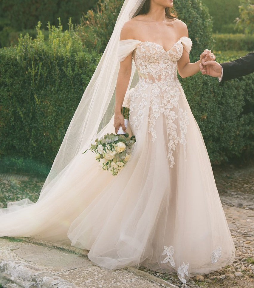 C2024-FS72 - vestido de novia evasé con hombros descubiertos, encaje de pedrería y corpiño bordado