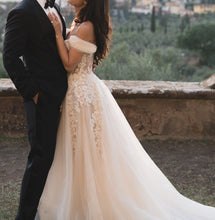C2024-FS72 - vestido de novia evasé con hombros descubiertos, encaje de pedrería y corpiño bordado