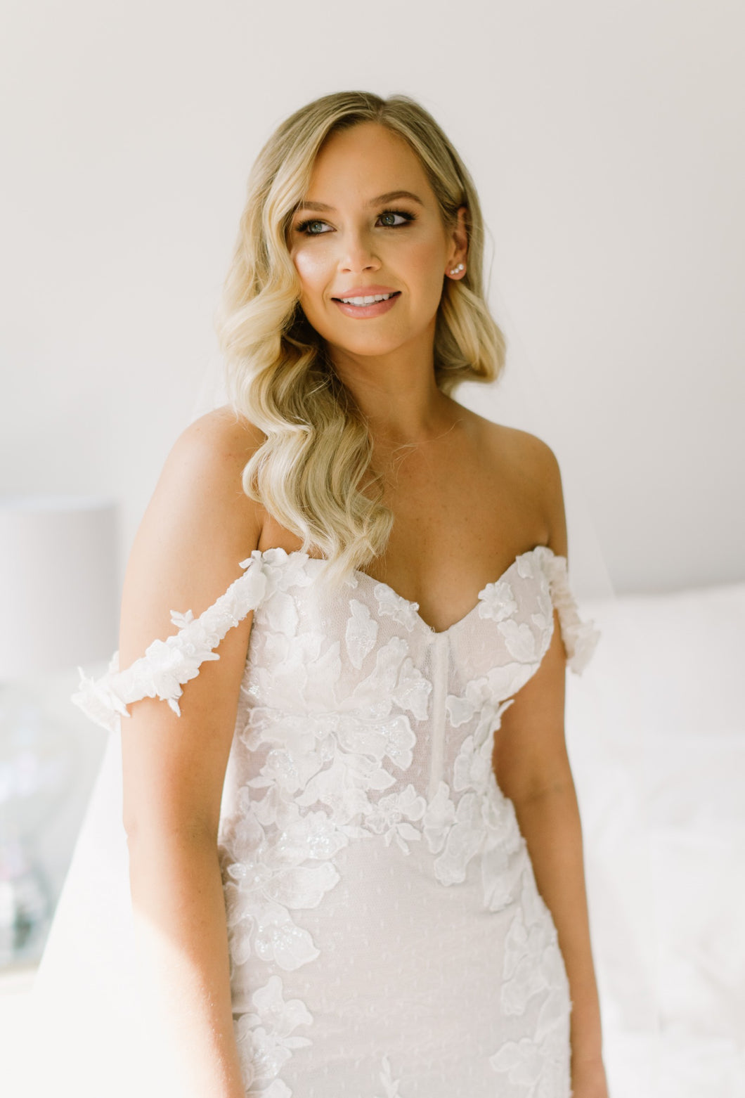 C2024-CF326 - Vestido de novia de encaje con hombros caídos y corpiño tipo corsé incorporado