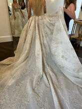 C2024-LSB60C - Vestido de novia de manga larga con escote ilusión y pedrería de cristal swarovski