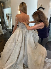C2024-LSB60C - Vestido de novia de manga larga con escote ilusión y pedrería de cristal swarovski