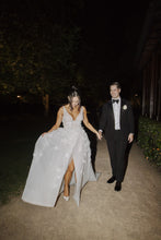 C2024-VBG53S - Vestido de novia sin mangas con escote en V y abertura en la pierna
