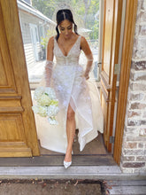 C2024-VBG53S - Vestido de novia sin mangas con escote en V y abertura en la pierna