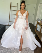 C2024-VBG53S - Vestido de novia sin mangas con escote en V y abertura en la pierna