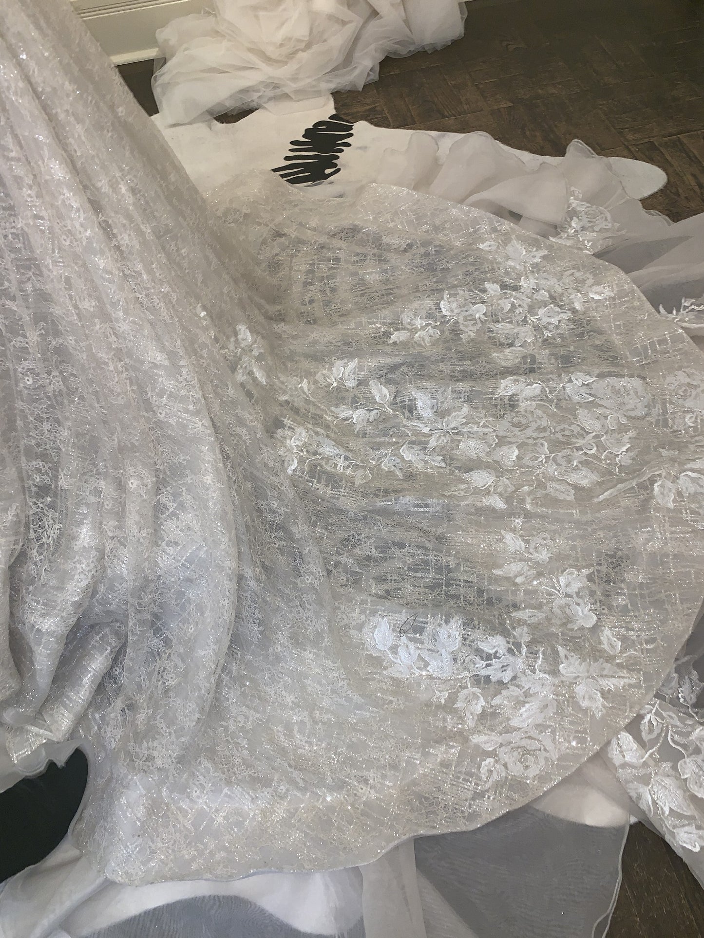 C2024-VF449 - Vestido de novia bordado, ajustado y con vuelo, sin mangas, con escote en V profundo y sexy