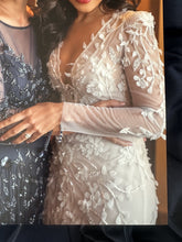 C2024-LS227V - vestido de novia entallado de manga larga con escote en pico abierto