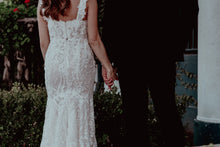 C2024-LC338 - Vestido de novia de encaje y pedrería con tirantes y cuerpo corsé
