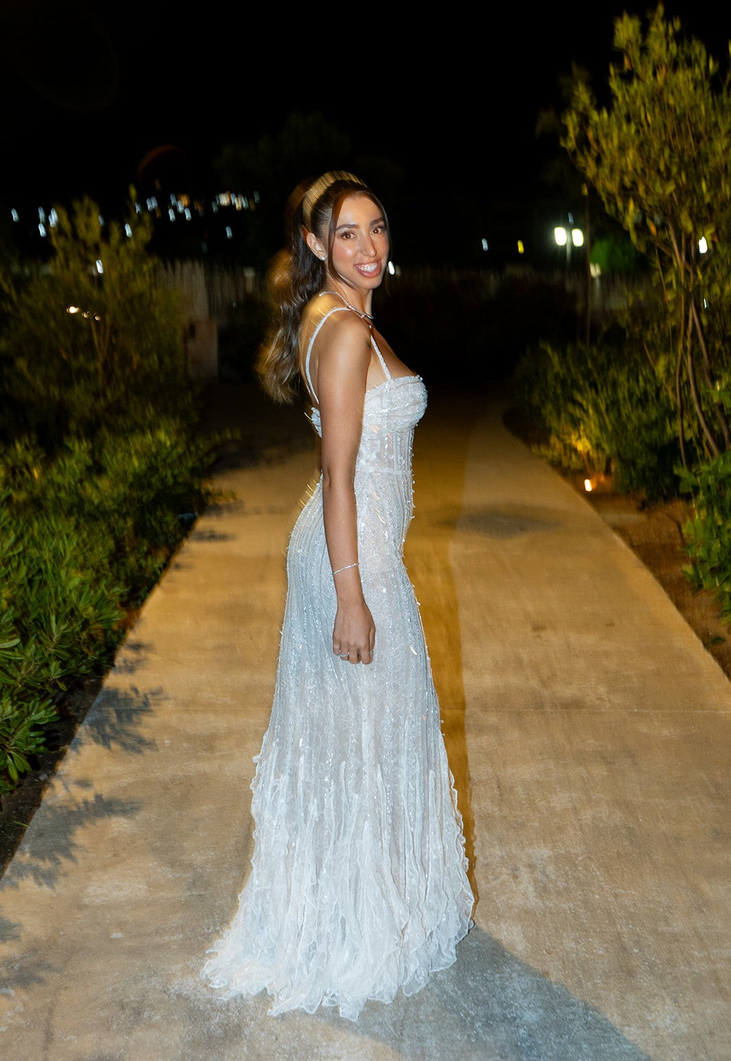 C2024-SS67 - robe de mariée perlée avec bretelles spaghetti et jambe fendue