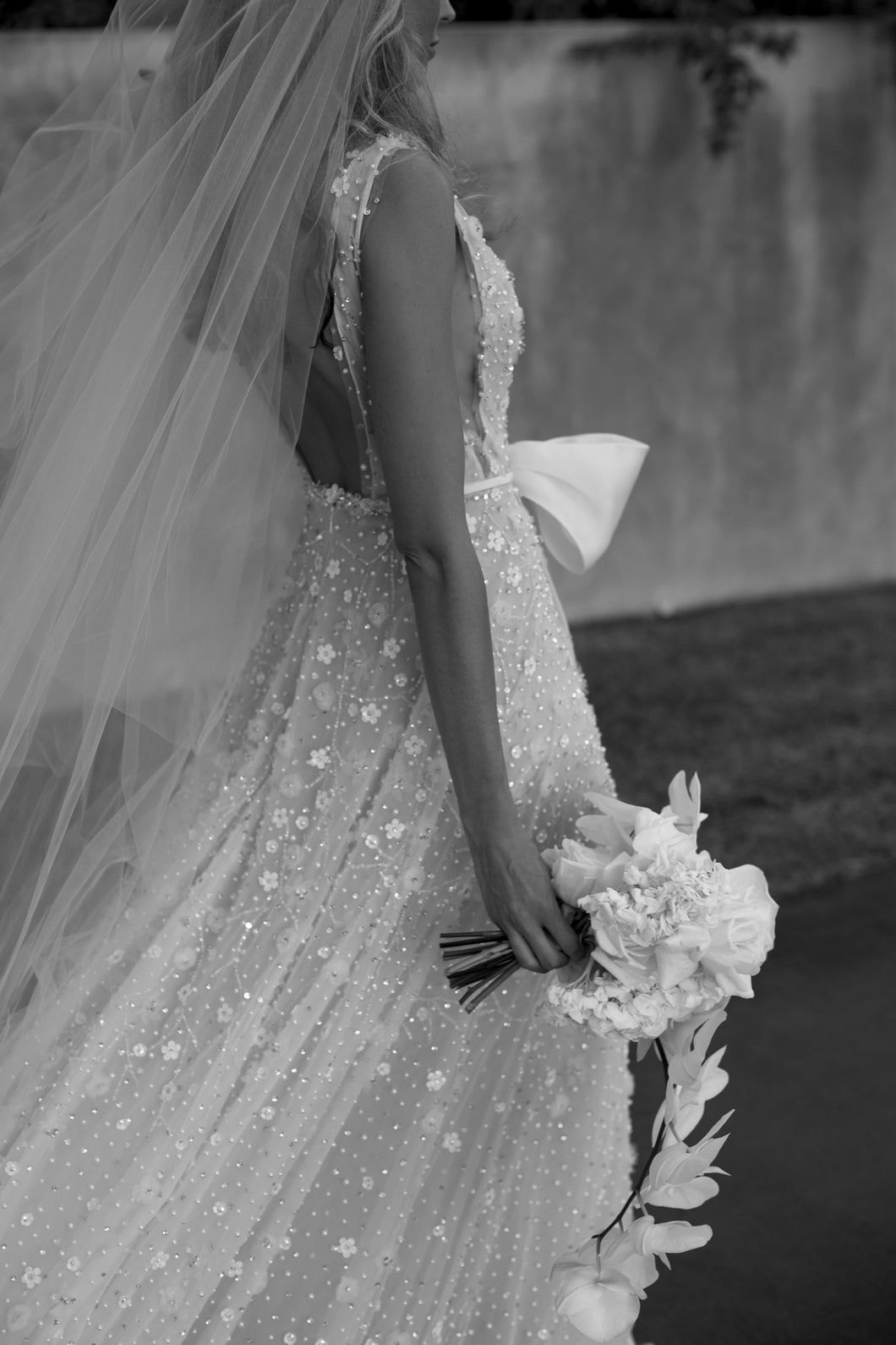 C2024-LPG72 - sleeveless v-neck wedding gown