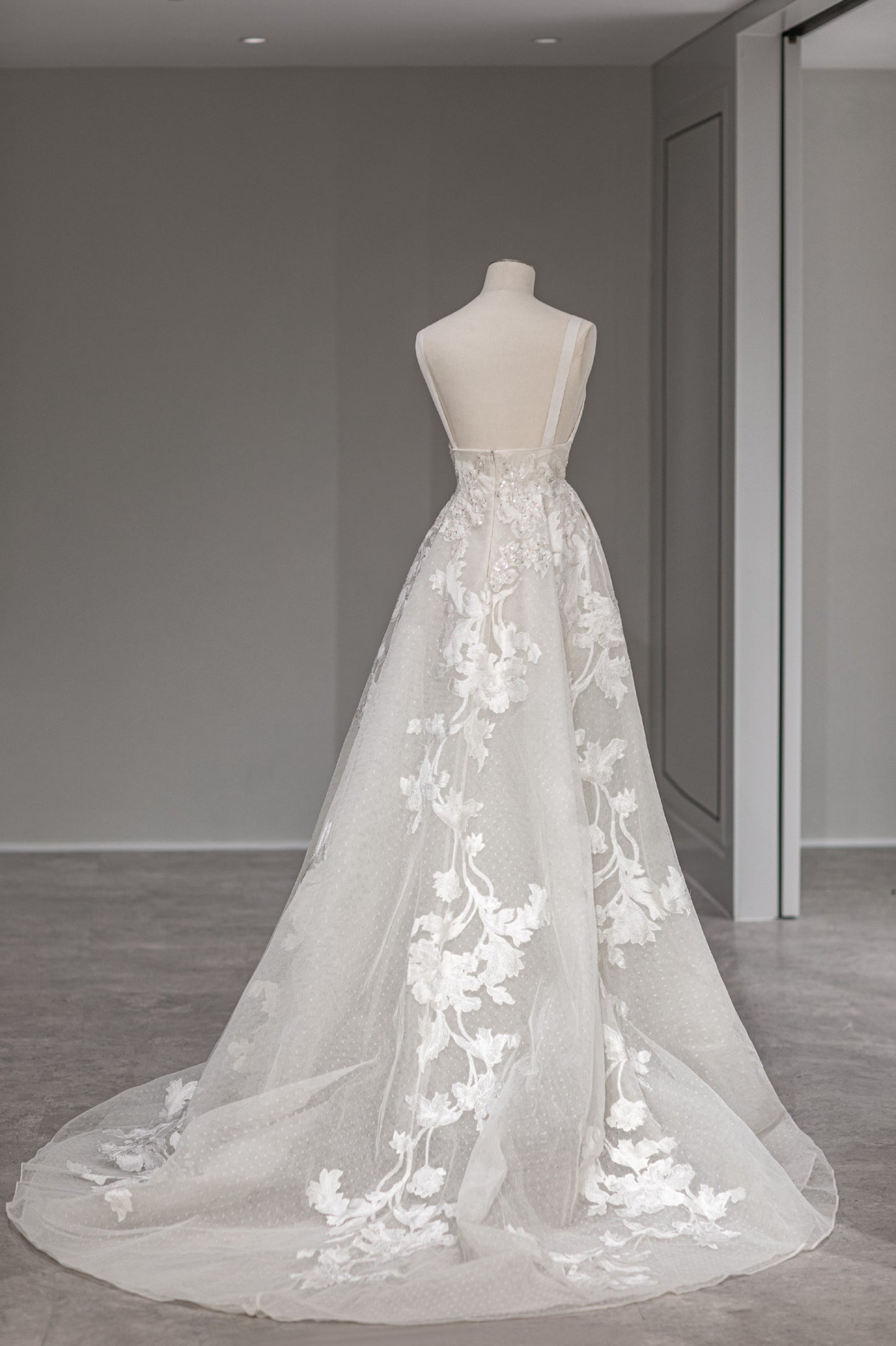 C2023-SB668 Sleeveless scoop neck wedding ball gown dress