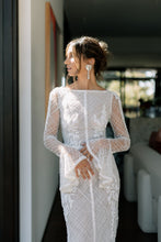 C2023-LSb22 - vestido de novia de manga trompeta larga con pedrería cruzada y entramado