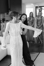 C2023-LSb22 - vestido de novia de manga trompeta larga con pedrería cruzada y entramado