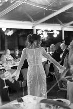 C2023-LSb22 - vestido de novia de manga trompeta larga con pedrería cruzada y entramado