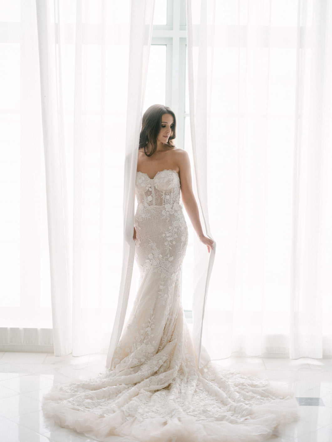 C2023-s443 - Robe de mariée sans bretelles en dentelle perlée, ajustée, style corset, avec traîne cathédrale