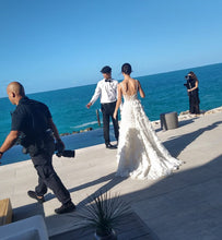 C2022-AL022 - Vestido de novia evasé con tirantes finos y motivo floral
