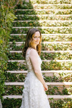 C2023-SA72F - Vestido de novia corte A sin mangas con motivo floral