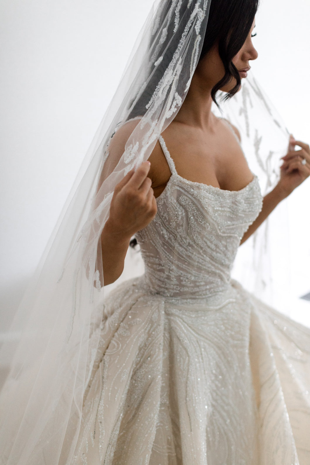 C2023-BGR46 - vestido de novia formal con cuentas y tirantes finos