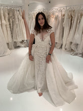 C2023-CS553k - Vestido de novia de encaje con pedrería y manga corta con sobrefalda y velo