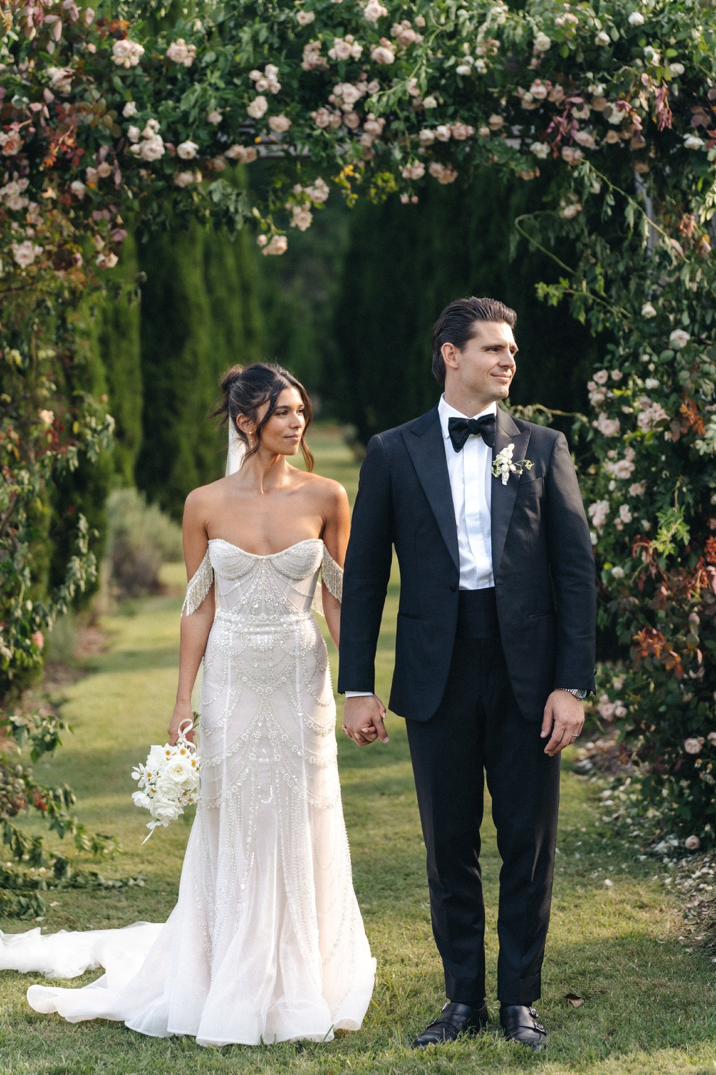 C2023-OS66g - vestido de novia ajustado sin tirantes y con hombros descubiertos