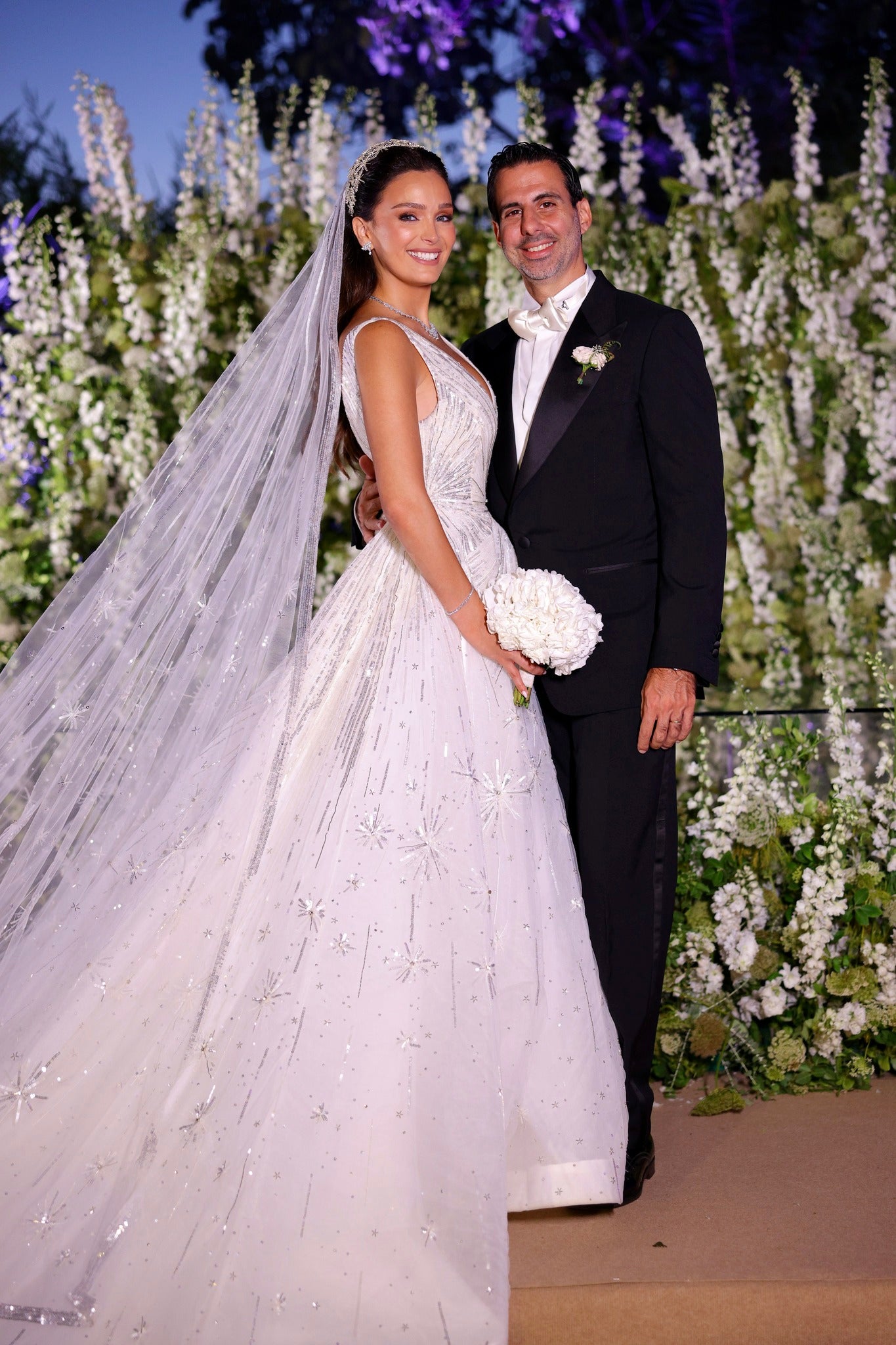 C2023-VBG72 - sexy sleeveless v-neck formal ball gown wedding dress