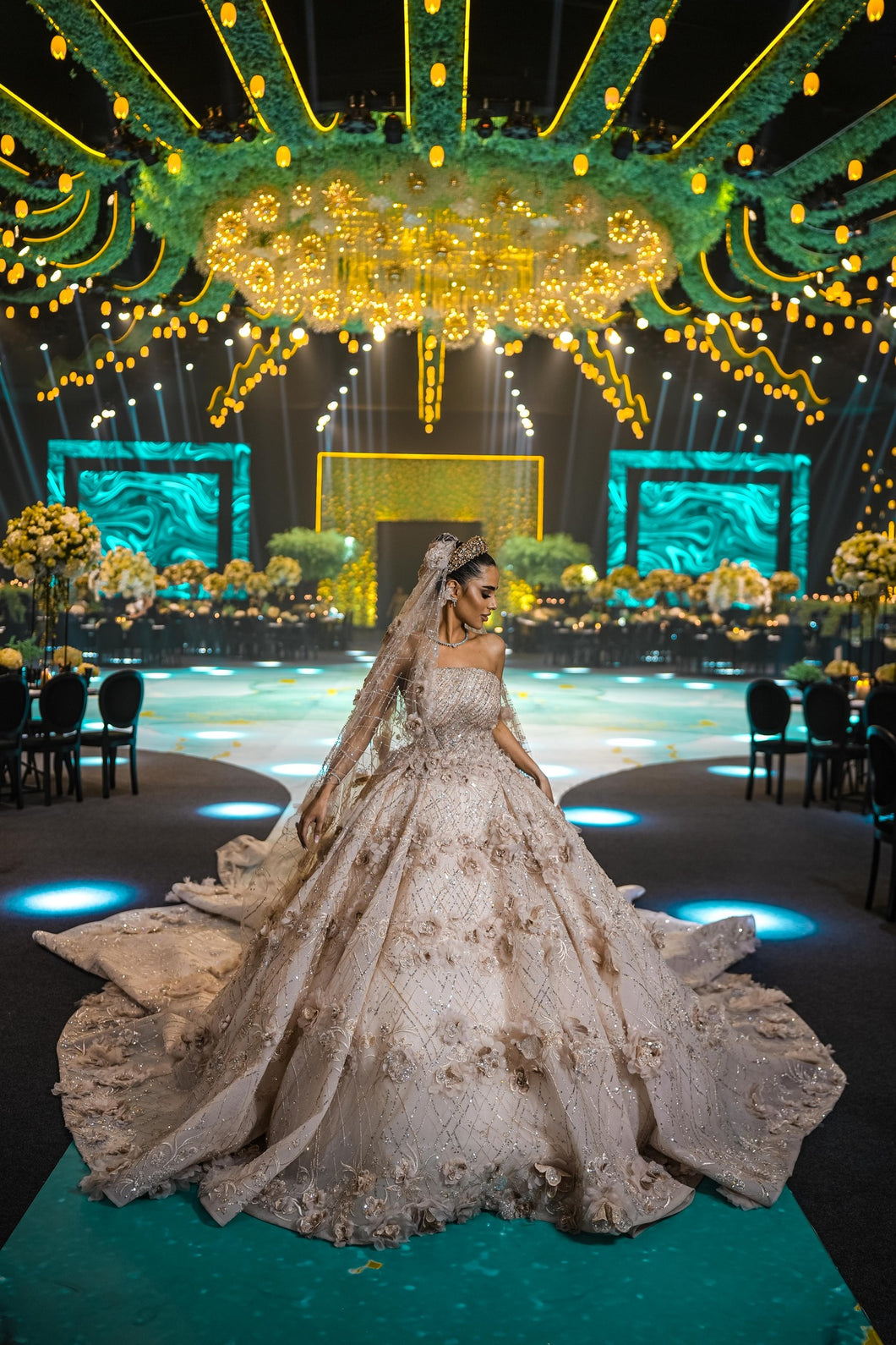 C2023-FBG88 - Vestido de novia formal sin tirantes con motivo floral en 3D y cola catedral