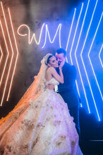 C2023-FBG88 - Vestido de novia formal sin tirantes con motivo floral en 3D y cola catedral