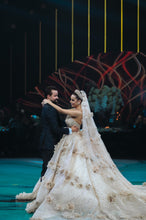 C2023-FBG88 - Vestido de novia formal sin tirantes con motivo floral en 3D y cola catedral