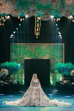 C2023-FBG88 - Vestido de novia formal sin tirantes con motivo floral en 3D y cola catedral