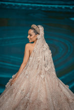 C2023-FBG88 - Vestido de novia formal sin tirantes con motivo floral en 3D y cola catedral