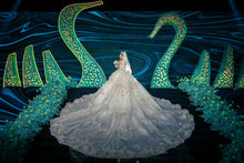 C2023-FBG88 - Vestido de novia formal sin tirantes con motivo floral en 3D y cola catedral