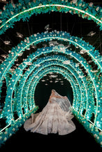 C2023-FBG88 - Vestido de novia formal sin tirantes con motivo floral en 3D y cola catedral