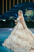 C2023-FBG88 - Vestido de novia formal sin tirantes con motivo floral en 3D y cola catedral