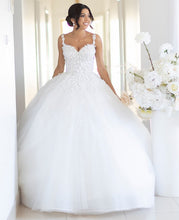 C2023-BG660 - Robe de mariée style robe de bal ornée en 3D avec bretelles