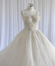 C2023-BG660 - Robe de mariée style robe de bal ornée en 3D avec bretelles