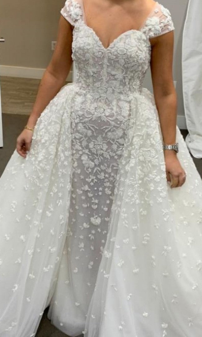 C2023-CS38B - Vestido de novia con escote abierto y manga casquillo con pedrería y cola desmontable
