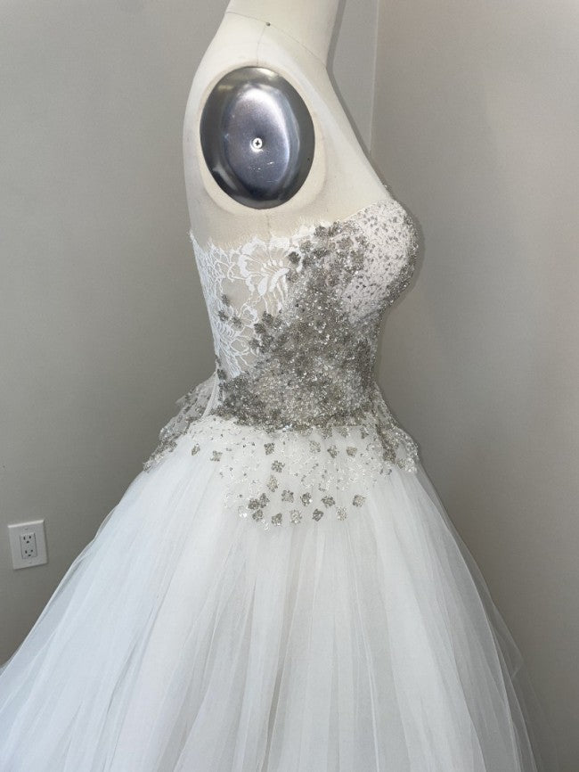 C2023-SBG7 - Robe de mariée en organza sans bretelles en dentelle perlée incrustée