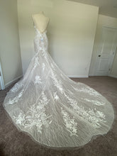 C2023-LV82f - Vestido de novia de encaje ajustado, sin mangas, con cuello de pico y cola catedral