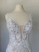 C2023-LV82f - Vestido de novia de encaje ajustado, sin mangas, con cuello de pico y cola catedral