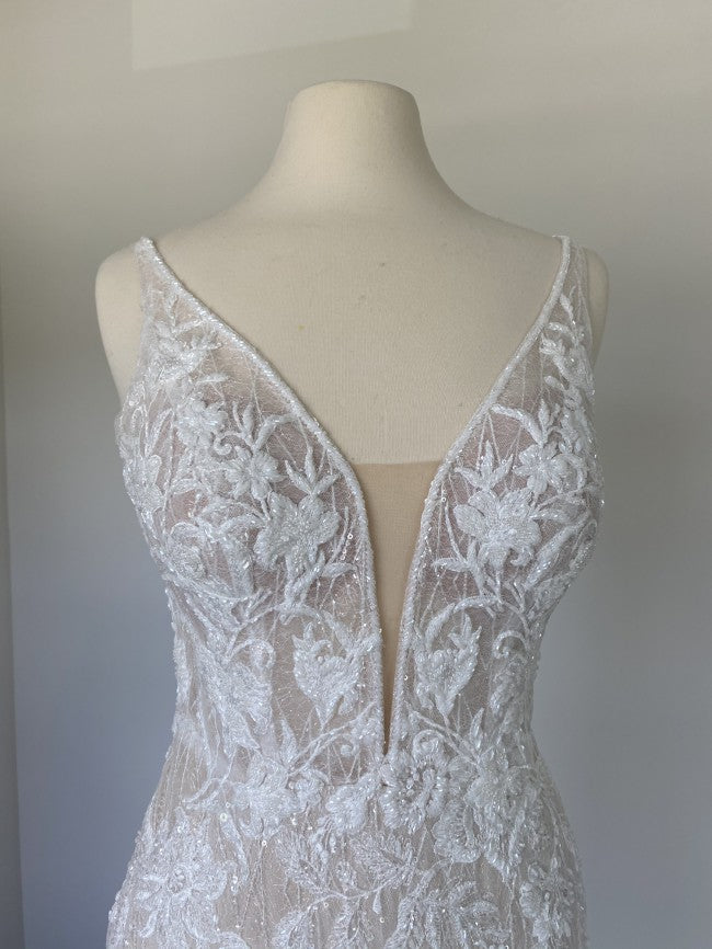 C2023-LV82f - Vestido de novia de encaje ajustado, sin mangas, con cuello de pico y cola catedral