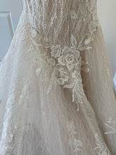 C2023-LV82f - Vestido de novia de encaje ajustado, sin mangas, con cuello de pico y cola catedral