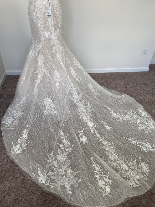 C2023-LV82f - Vestido de novia de encaje ajustado, sin mangas, con cuello de pico y cola catedral