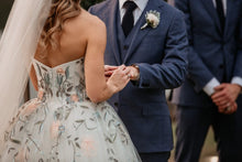 C2023-SA813 - Robe de mariée trapèze sans bretelles avec broderie colorée